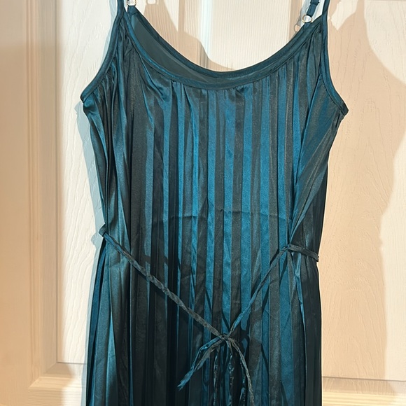 NWT Ladies Bishop + Young size Medium green pleated “Mara” Maxi Dress - Picture 4 of 15